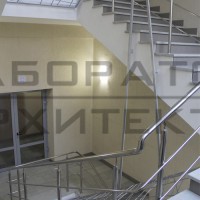 Лестничная клетка административного здания, фото объекта