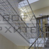 Лестничная клетка административного здания, фото объекта